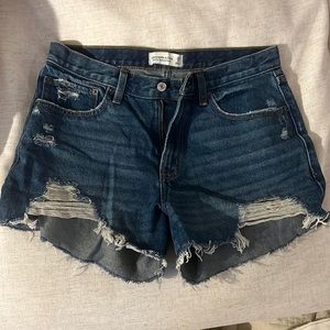 Abercrombie Mid Rise Boyfriend Short, Size 8, Never Worn